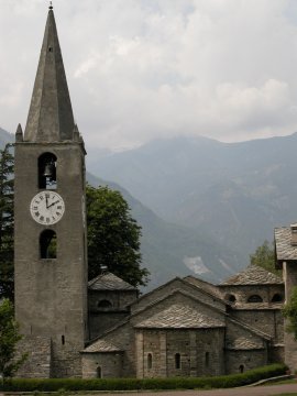 Campanile e absidi della Chiesa di San Martino ad Arnad (18571 bytes)